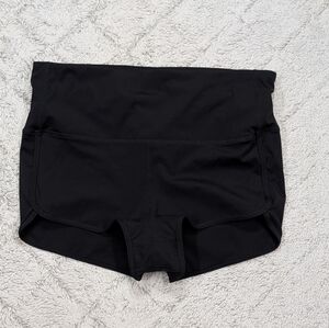 Vuori Women's Classic Black Skorts